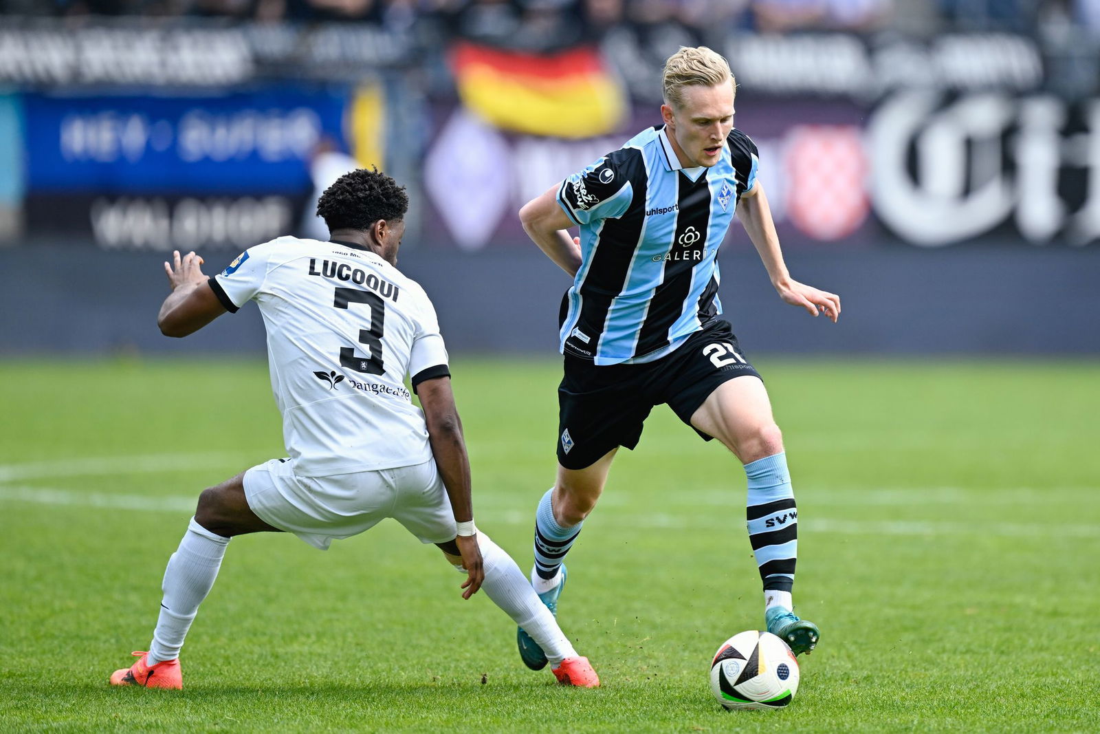 Mittelfeldspieler Julian Rieckmann (r) spielt auch in der kommenden Saison für den SV Waldhof Mannheim.
