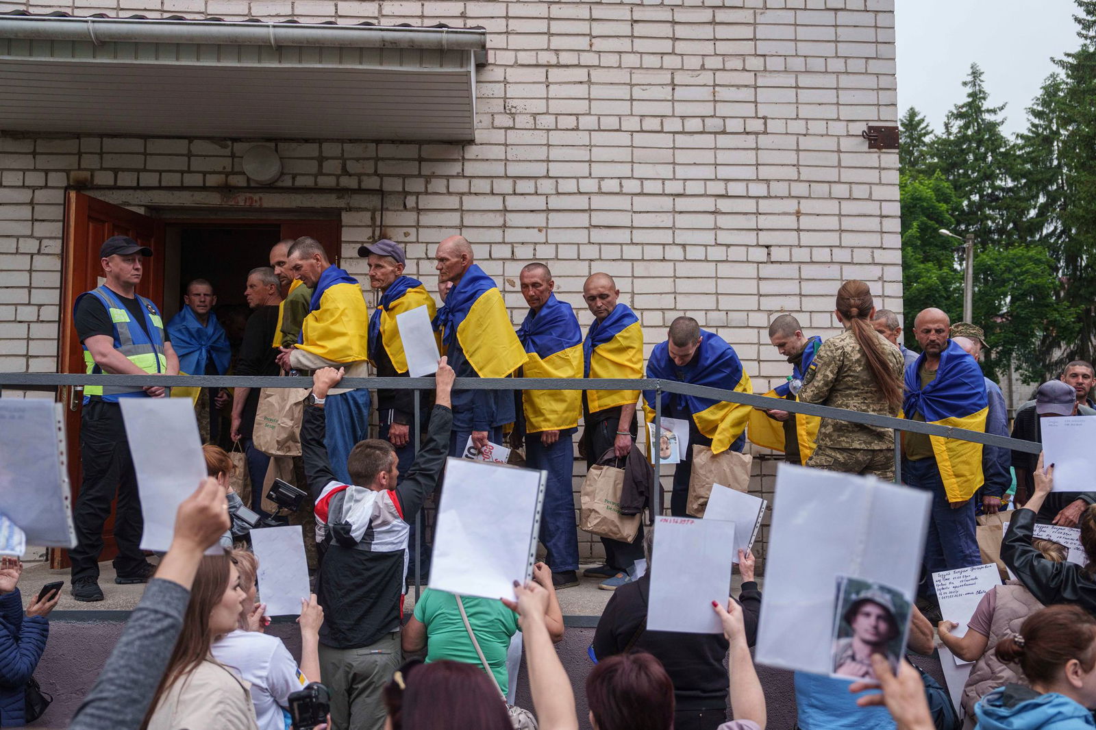 Eine neue Gruppe ukrainischer und russischer Kriegsgefangener sind bei einem Austausch freigekommen (Archivbild)