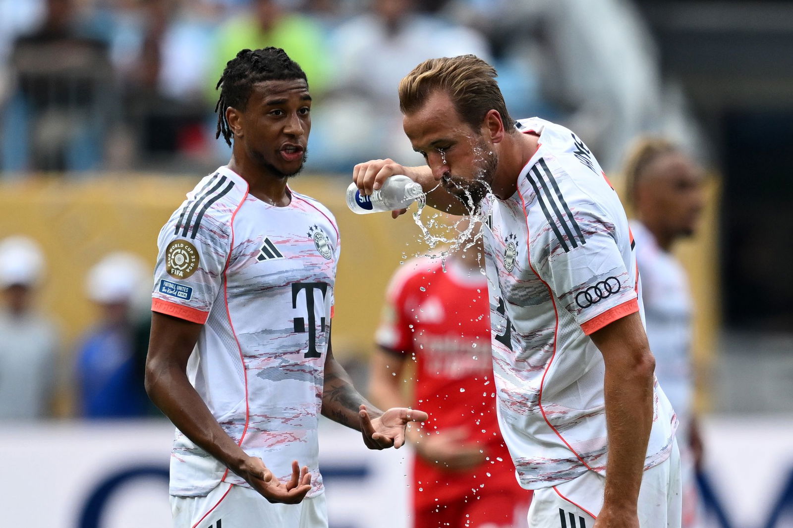 Trinken, trinken, trinken: Harry Kane nutzt eine Spielpause.