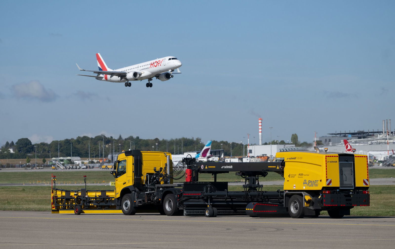 Einige Flughäfen in Deutschland wollen selbstfahrende Schneeräumfahrzeuge einsetzen. (Archivbild)
