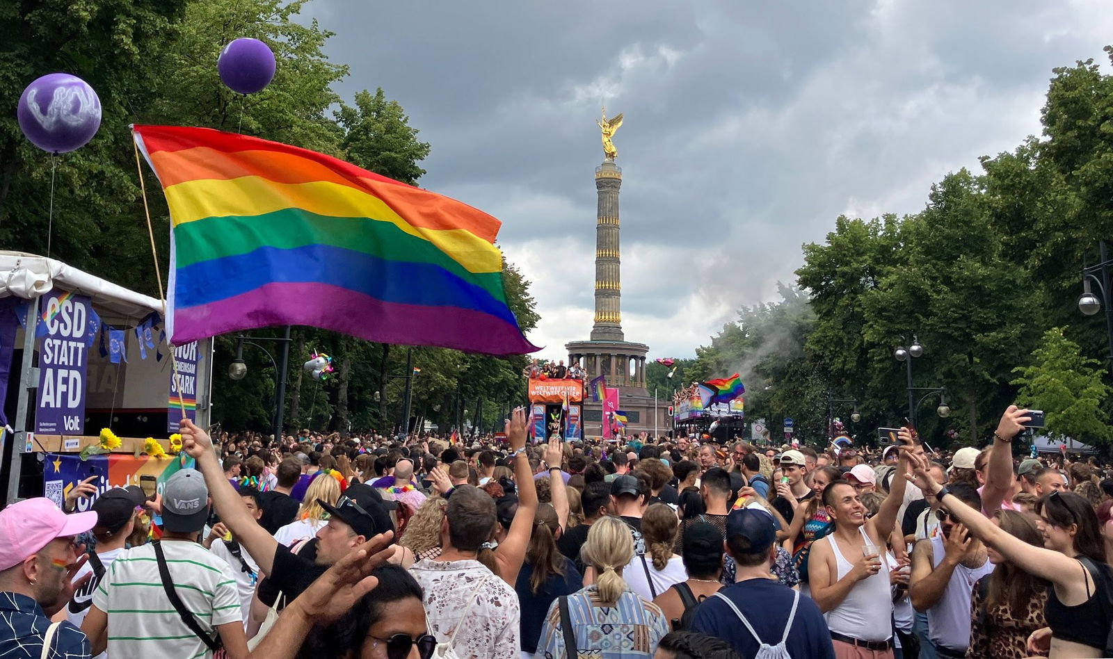Der Christopher Street Day ist in Berlin ein Großevent - diesmal ohne das Regenbogennetzwerk der Bundestagsverwaltung. (Archivbild)