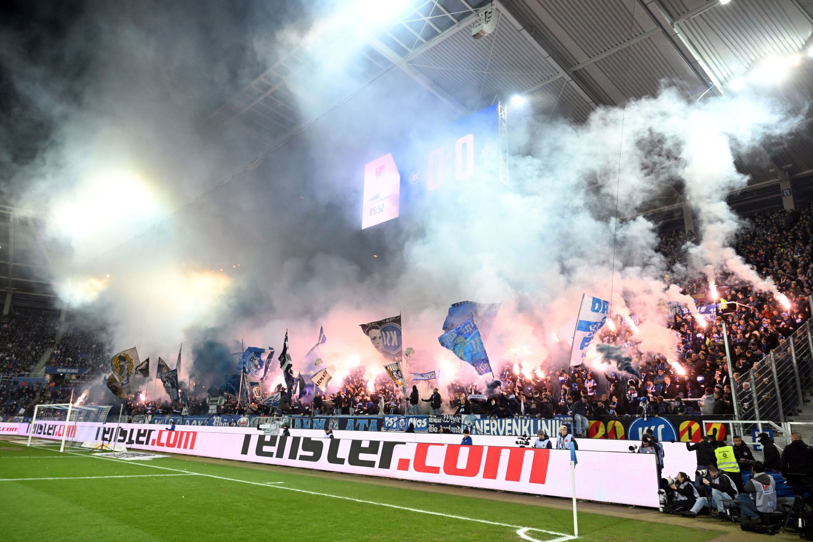 Der DFB bestraft den Karlsruher SC für das Zünden von Pyrotechnik seiner Fans.