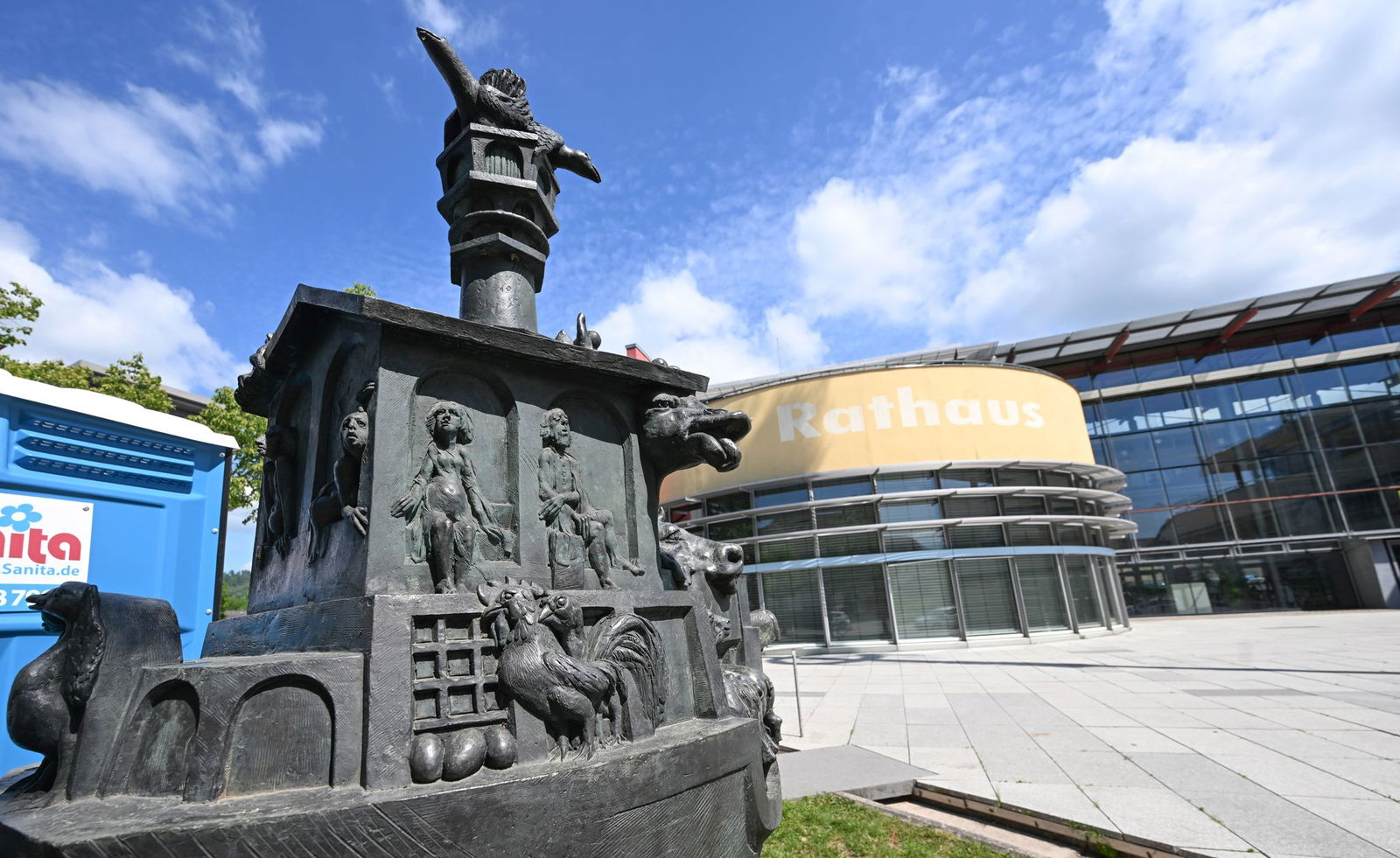 In der Nacht des Hochwassers schwappte das Wasser bis auf wenige Meter an die Türen des Rathauses heran.(Produktion)