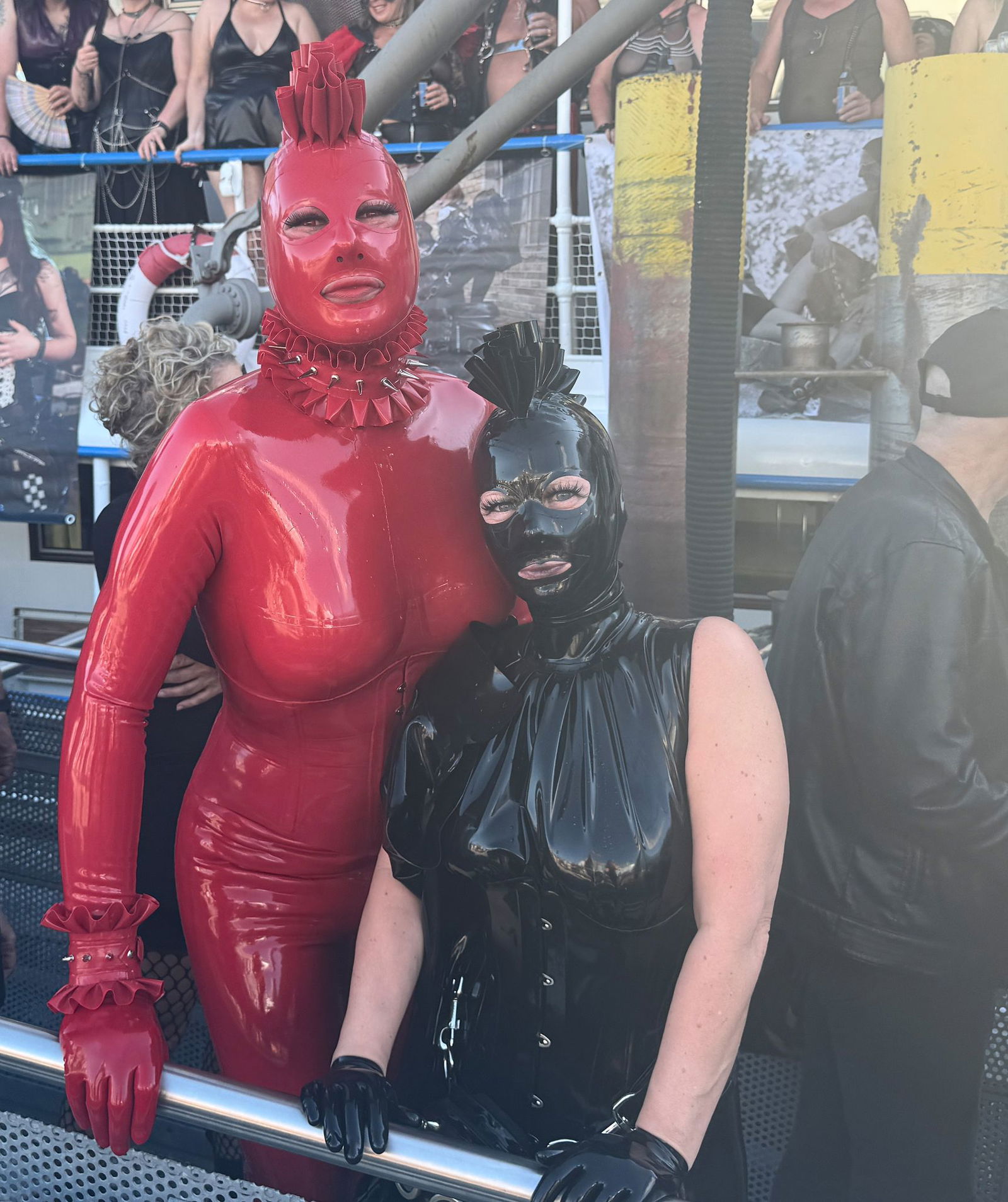 Die Gäste präsentieren ihre Outfits. 