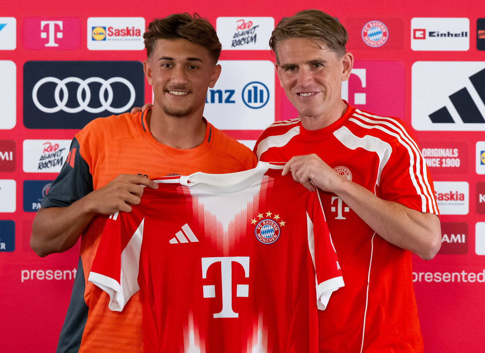 Tom Bischof (l), hier bei seiner Vorstellung, will endlich im Bayern-Trikot ran.