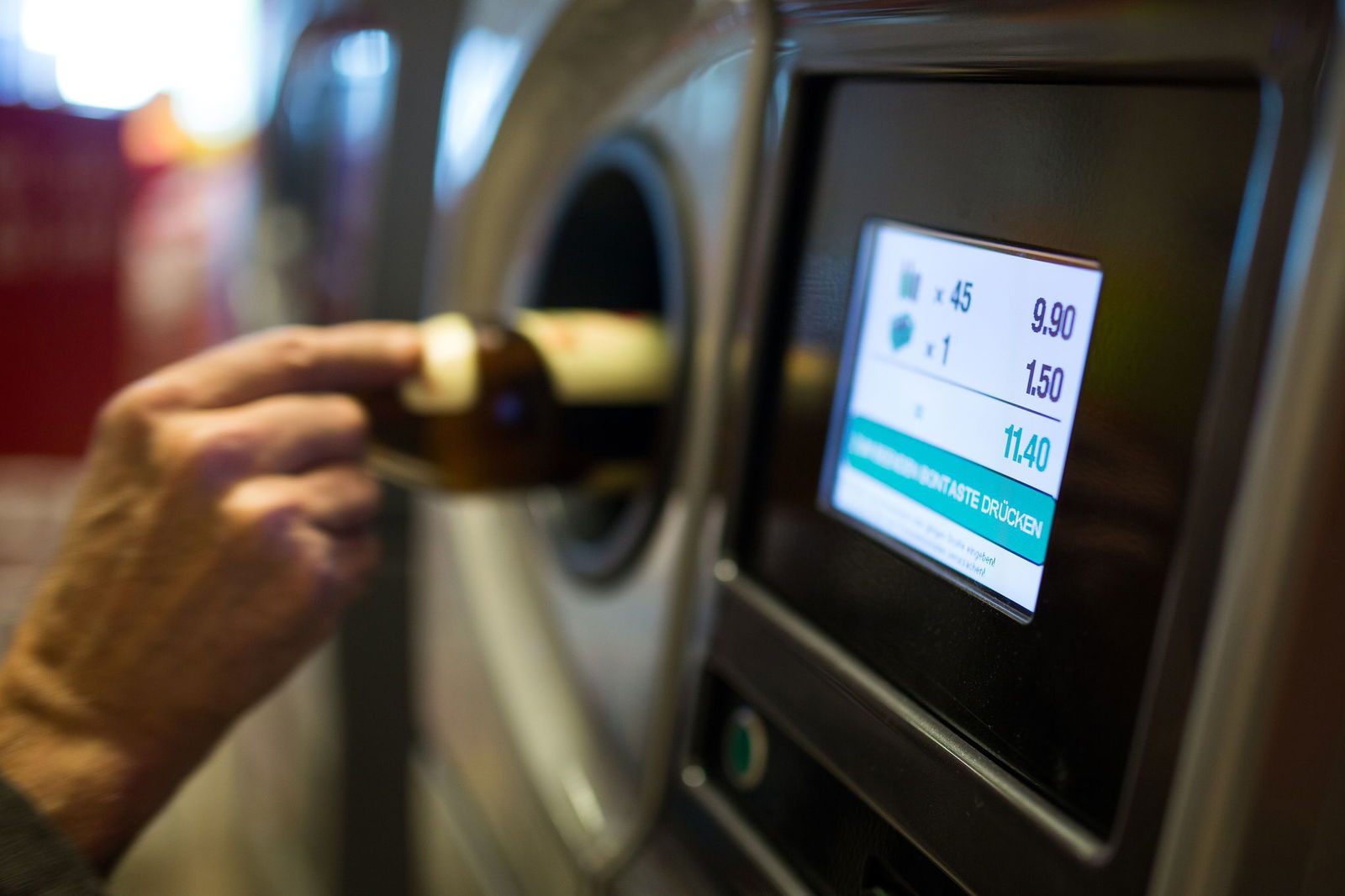 Die Ermittler gehen derzeit davon aus, dass das Feuer in einem Leergutautomaten ausbrach. (Symbolbild)