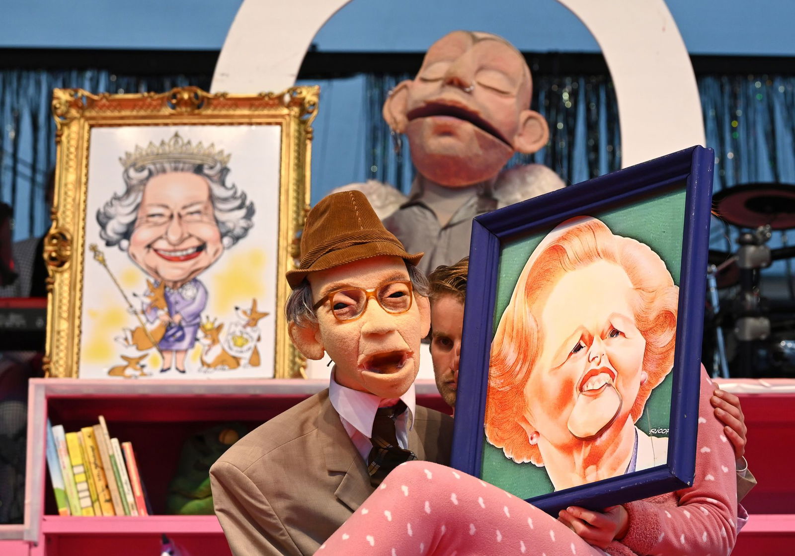 In «Tod auf dem Thron» bringen Künzel und Underwood eine schräge Mischung bekannter Personen der jüngeren Geschichte auf die Bühne.