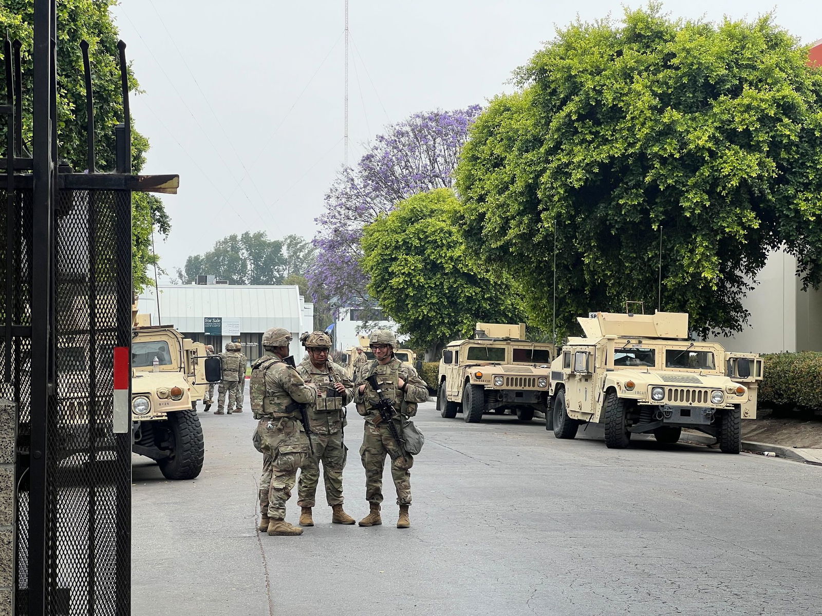 Soldaten sind auch hier in Paramount stationiert.