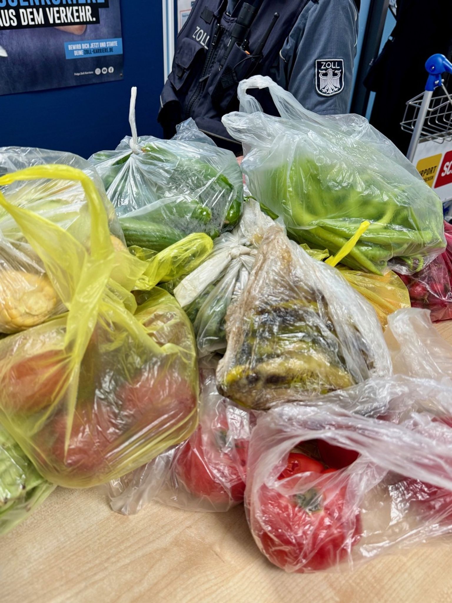 Zollbeamte haben bei Reisenden am Flughafen Saarbrücken 29 Kilogramm verbotene Lebensmittel gefunden. 