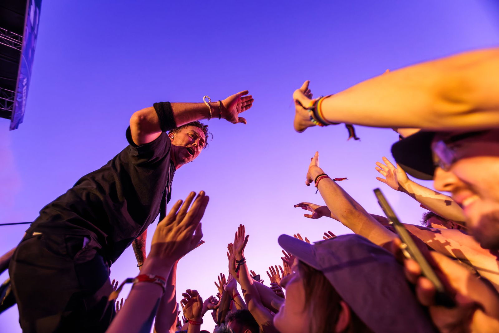 Die Fans in der ersten Reihe kamen ihren Stars teils hautnah. 