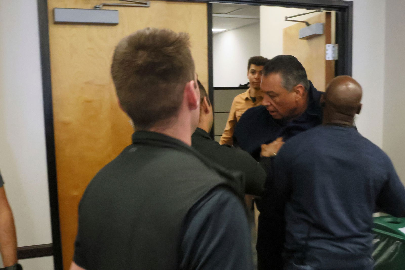 Ob den Einsatzkräften bewusst war, dass es sich um einen amtierenden US-Senator handelte, war zunächst unklar.