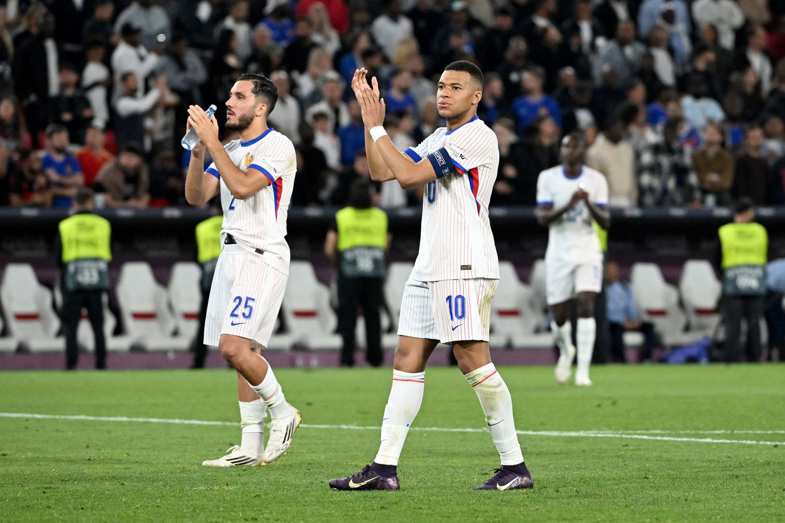 Knapp geschlagen: Die Franzosen um Superstar Kylian Mbappé (r.).