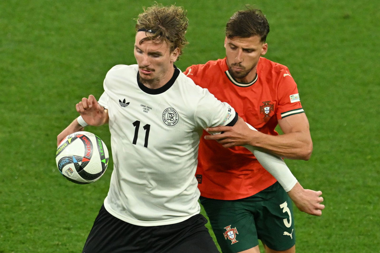 Nick Woltemade (l) hatte bei seinem Länderspiel-Debüt gegen Portugals Abwehrrecken einen schweren Stand.