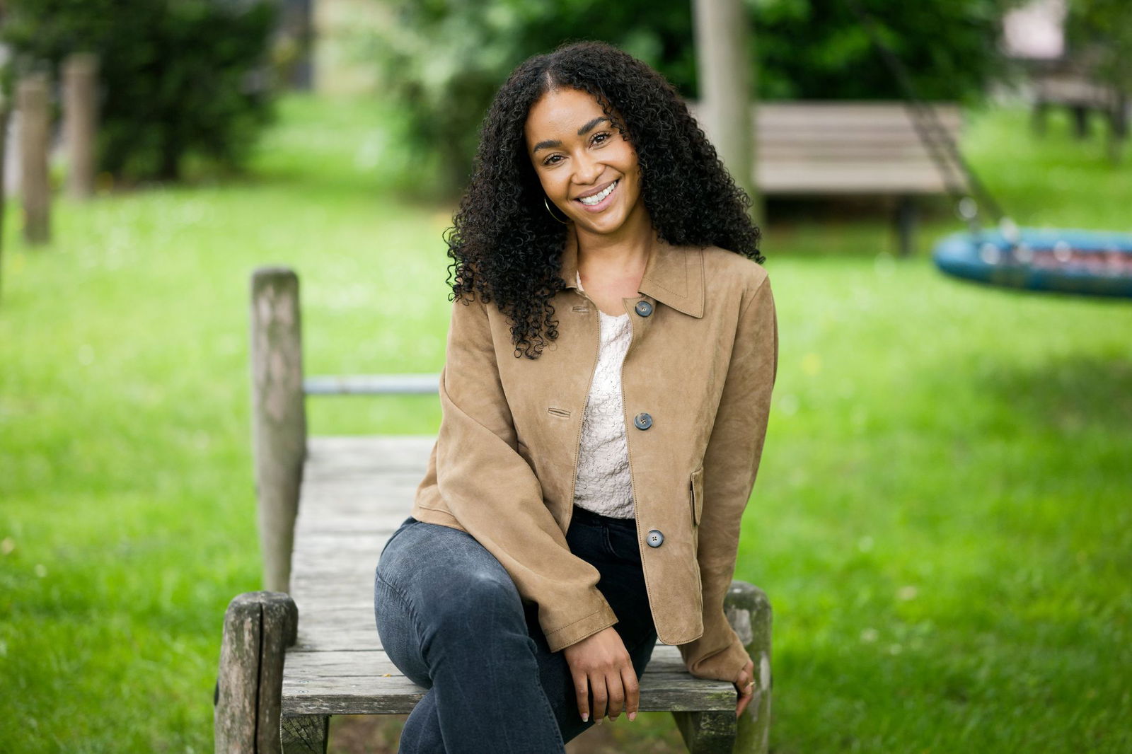 Schauspielerin Féréba Koné tut sich schwer mit der Karnevalsbegeisterung in Köln.