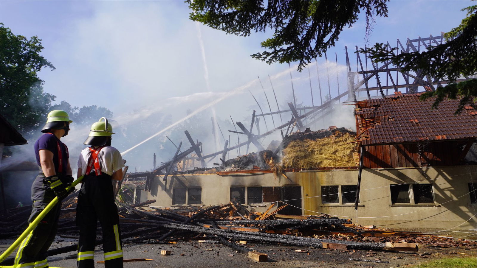 Der Stall brannte den Angaben zufolge vollständig aus und stürzte zusammen.