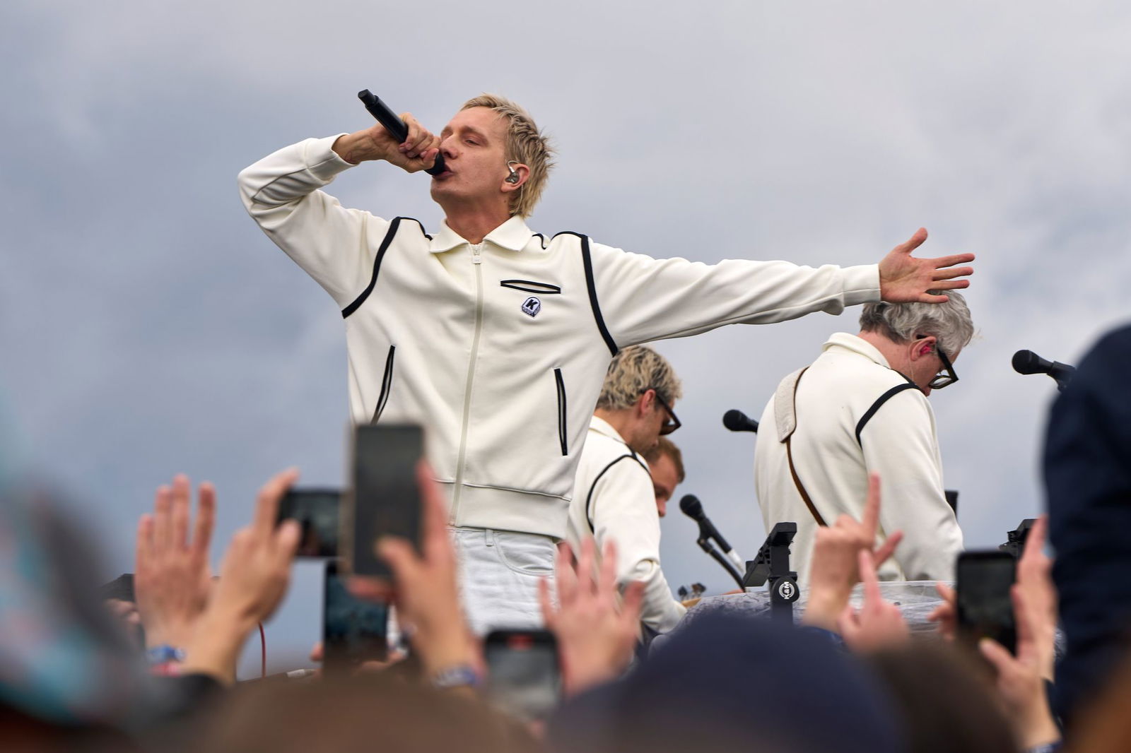 Mittendrin: Kraftklub standen nicht auf einer großen Bühne sondern überraschend zwischen den Menschen.