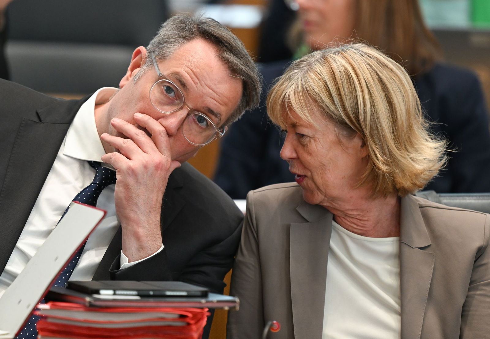 Der rheinland-pfälzische Ministerpräsident Alexander Schweitzer und seine Finanzministerin Doris Ahnen (beide SPD) sind überzeugt: Länder und Kommunen können jetzt kräftig investieren. (Archivbild) 