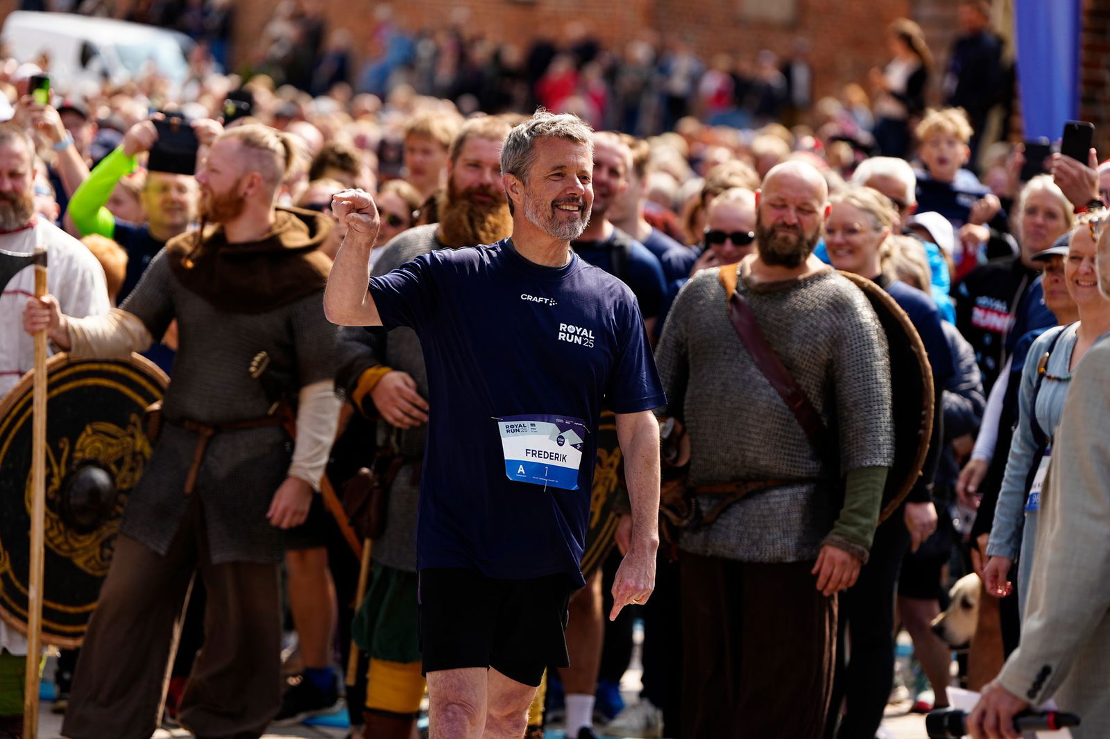Ganz nah dran am König: Frederik (Mitte) nimmt am Königslauf in der Altstadt von Ribe teil.
