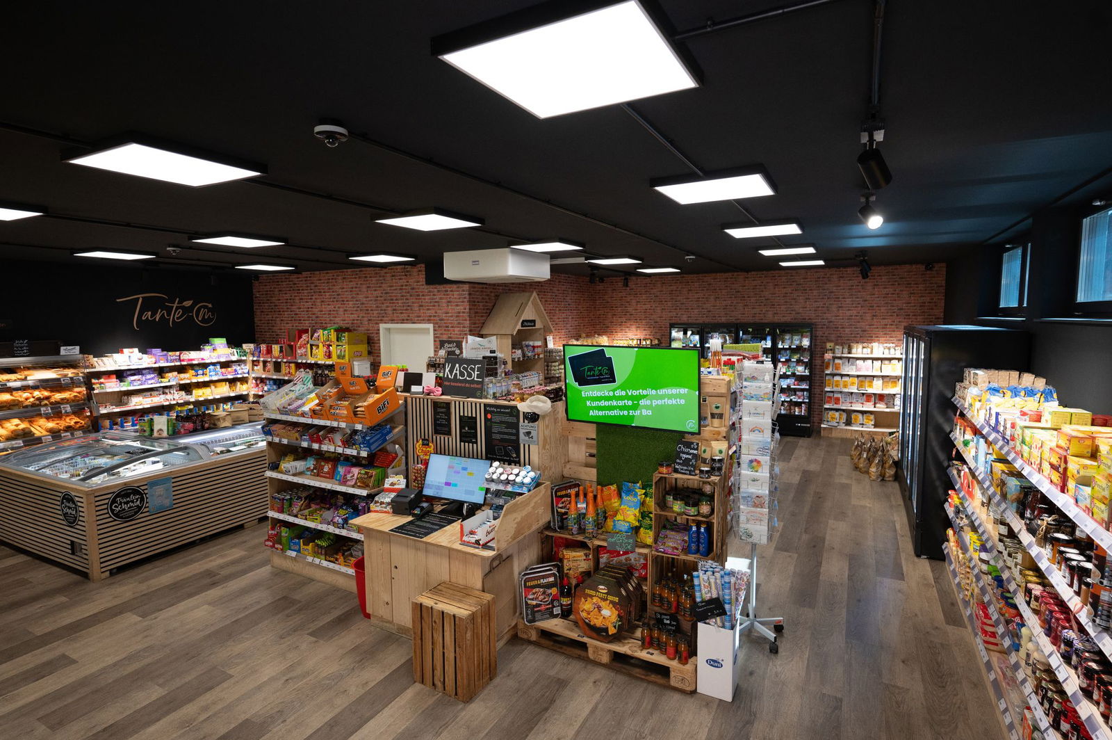 Nachts sind die meisten Läden aus Sicherheitsgründen geschlossen, zudem braucht auf dem Dorf niemand einen rund um die Uhr geöffneten Supermarkt, meinen die Betreiber.