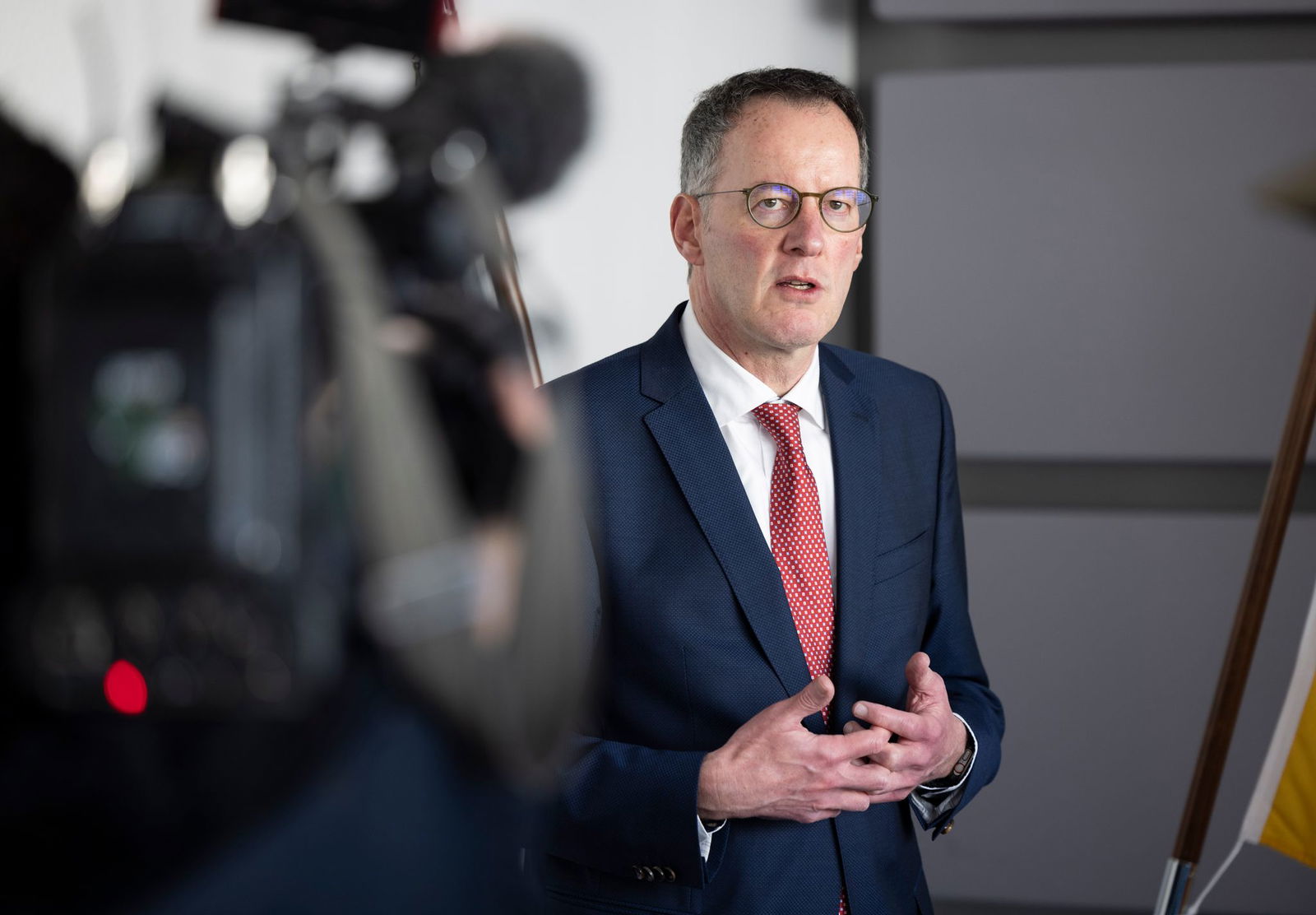 Der Innenminister warnte zuletzt vor einer steigenden Gefährdung durch Rechtsextremismus und Islamismus sowie mehr Einflussnahme ausländischer Nachrichtendienste. (Archivbild)