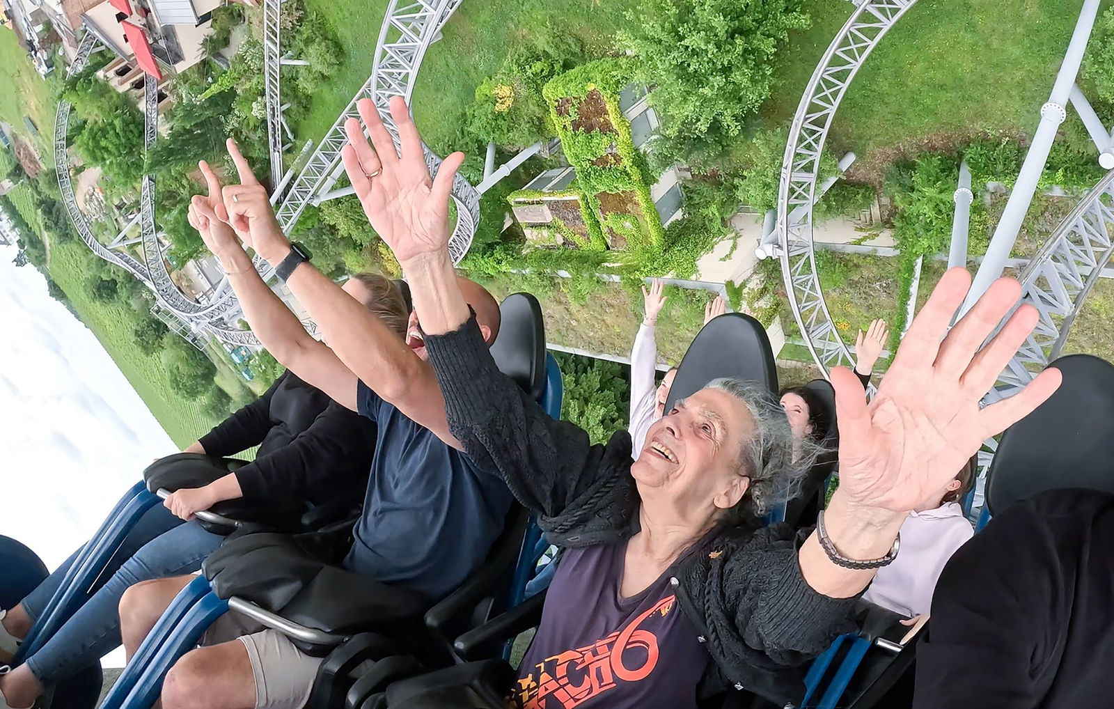 Nach eigenen Angaben helfe Ursula Dees (85) das Achterbahnfahren gegen die Rückenschmerzen.