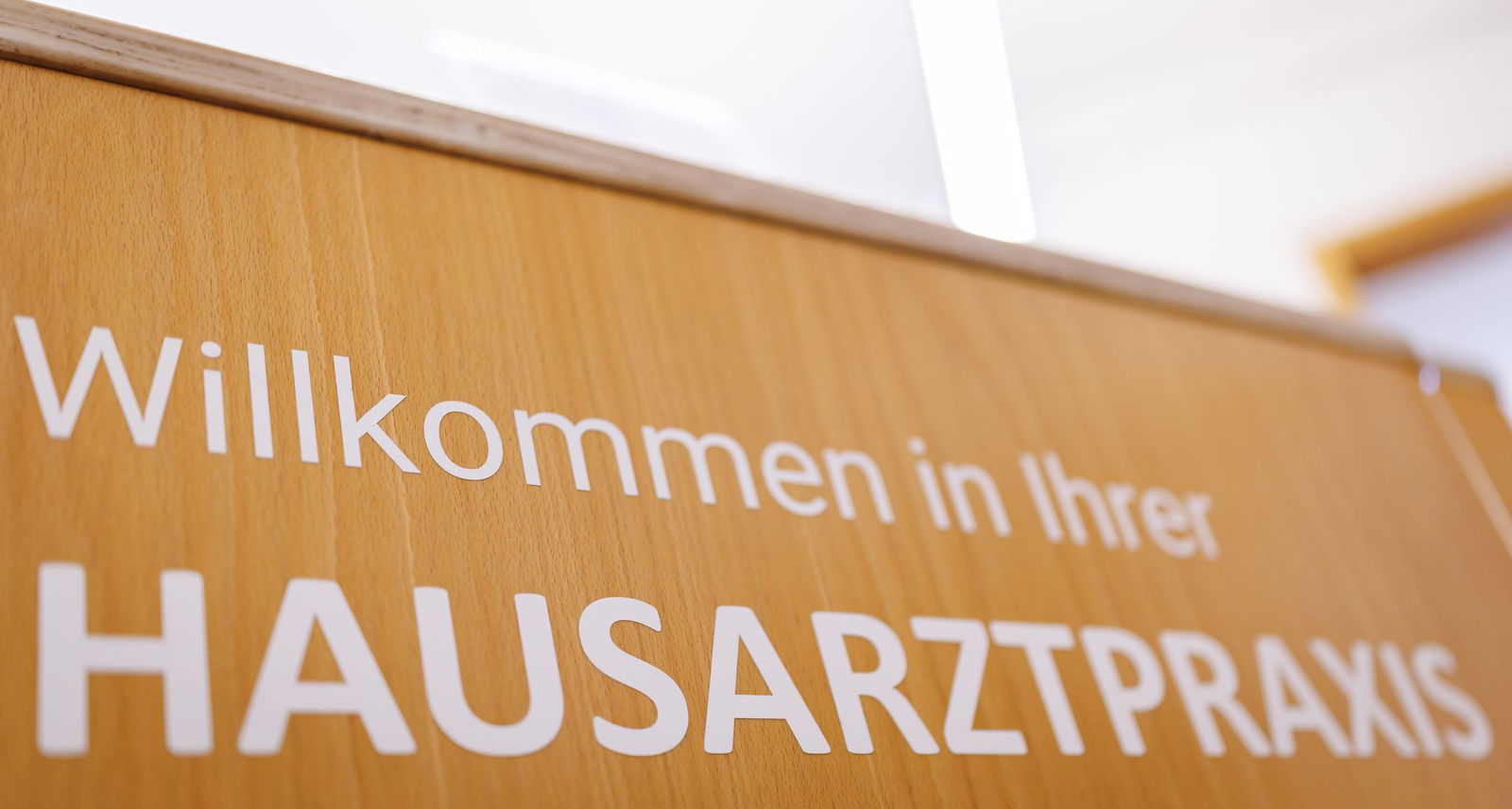 Mit einem auf sechs Monate angelegten Pilotprojekt sollen die Hausarztpraxen besser für die Zukunft aufgestellt werden. (Archivbild)