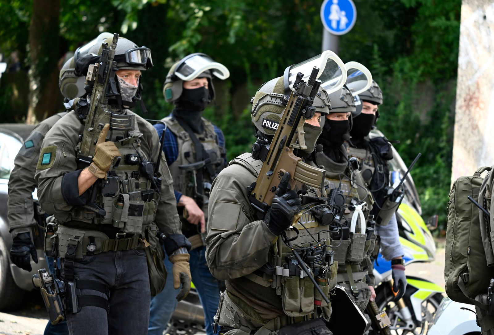 Spezialkräfte der Polizei haben vier Männer festgenommen. (Symbolbild)