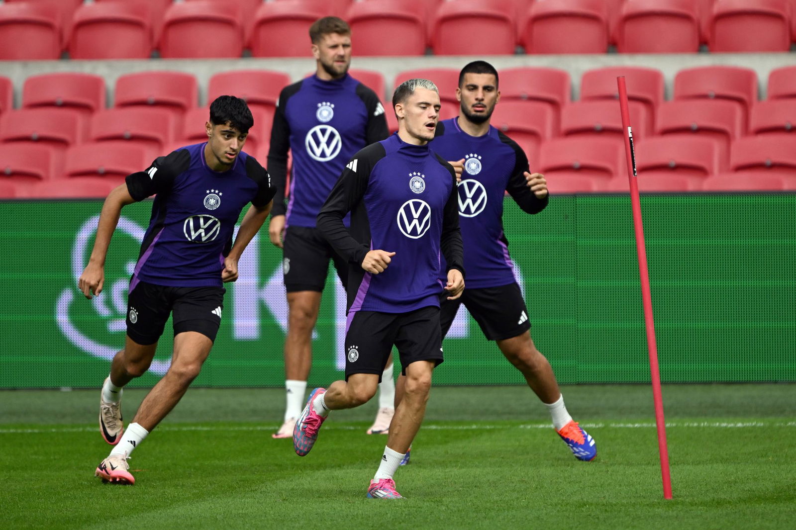 Niclas Füllkrug (hinten), kann Florian Wirtz (vorne) wichtige England-Tipps geben. 