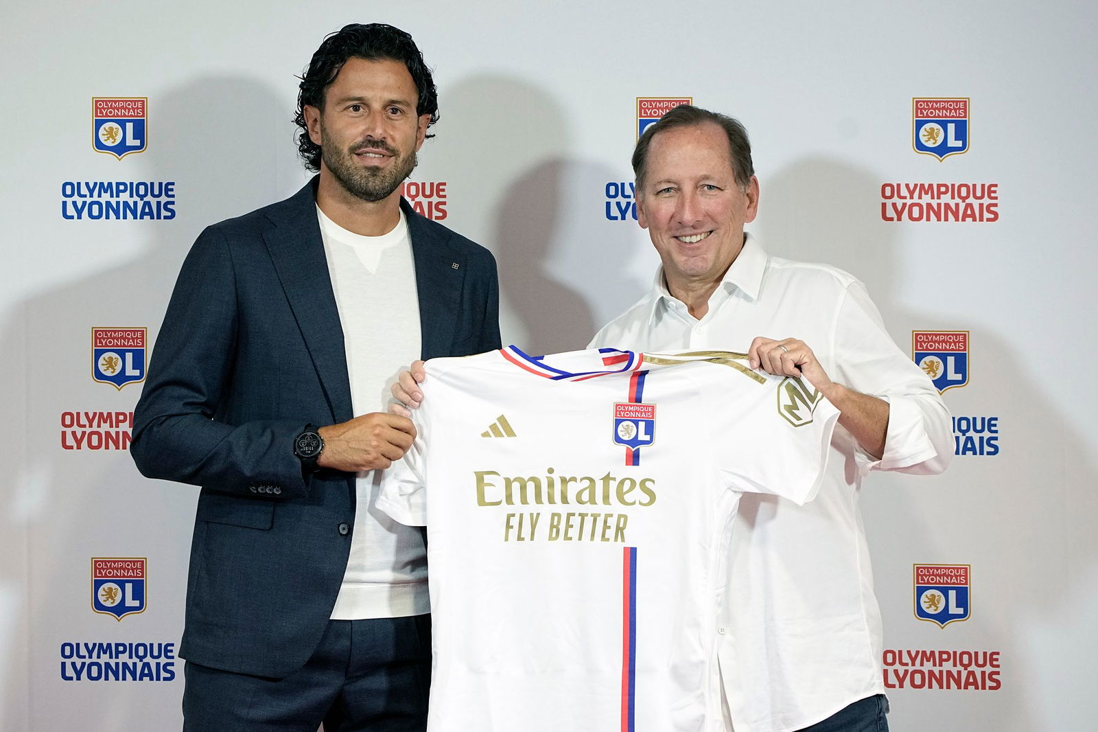 Im Zentrum der Proteste: Lysons Clubbesitzer John Textor - hier bei der Vorstellung des ehemaligen Trainers Fabio Grosso.