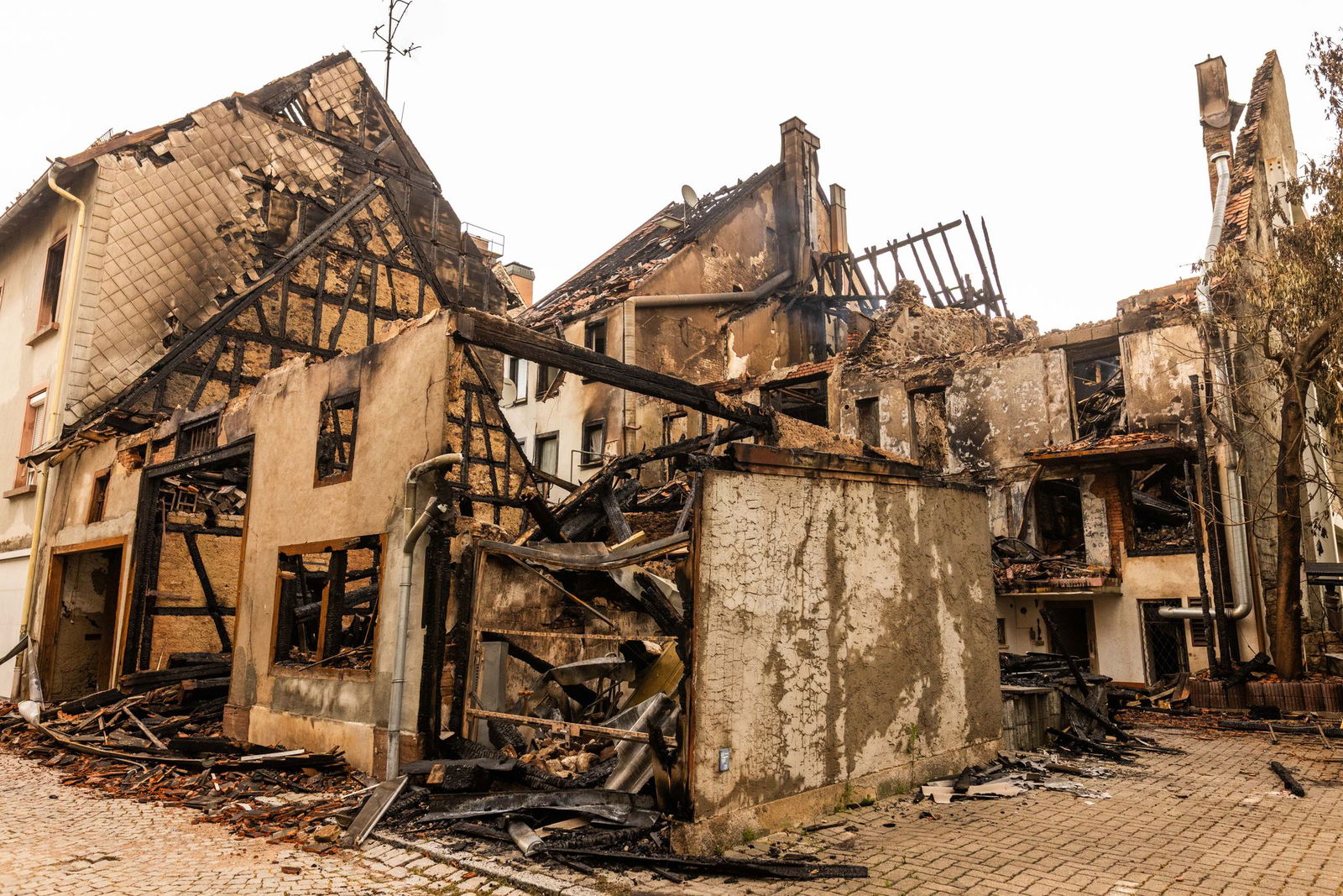 Die Ermittlungen der Polizei zu dem Großbrand sind bisher nicht abgeschlossen. (Archivbild)