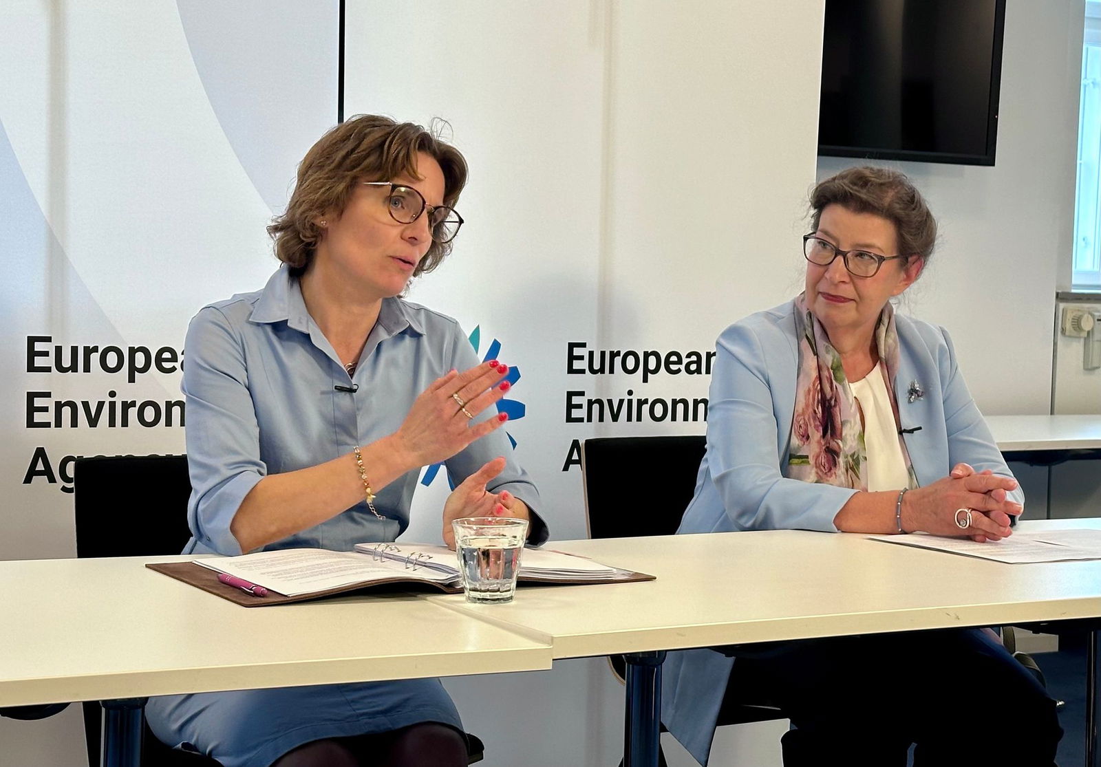 EU-Umweltkommissarin Jessika Roswall (links), hier an der Seite von EEA-Exekutivdirektorin Leena Ylä-Mononen. (Archivbild)
