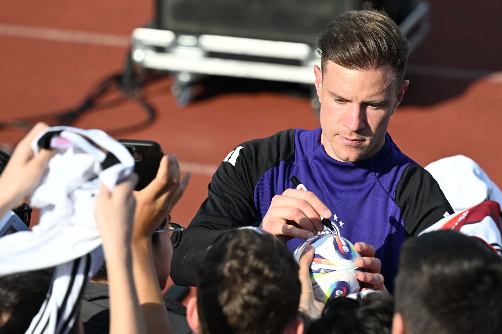 Begehrtes Autogramm: Marc André ter Stegen erfüllt Fan-Wünsche nach dem öffentlichen Training in Herzogenaurach.