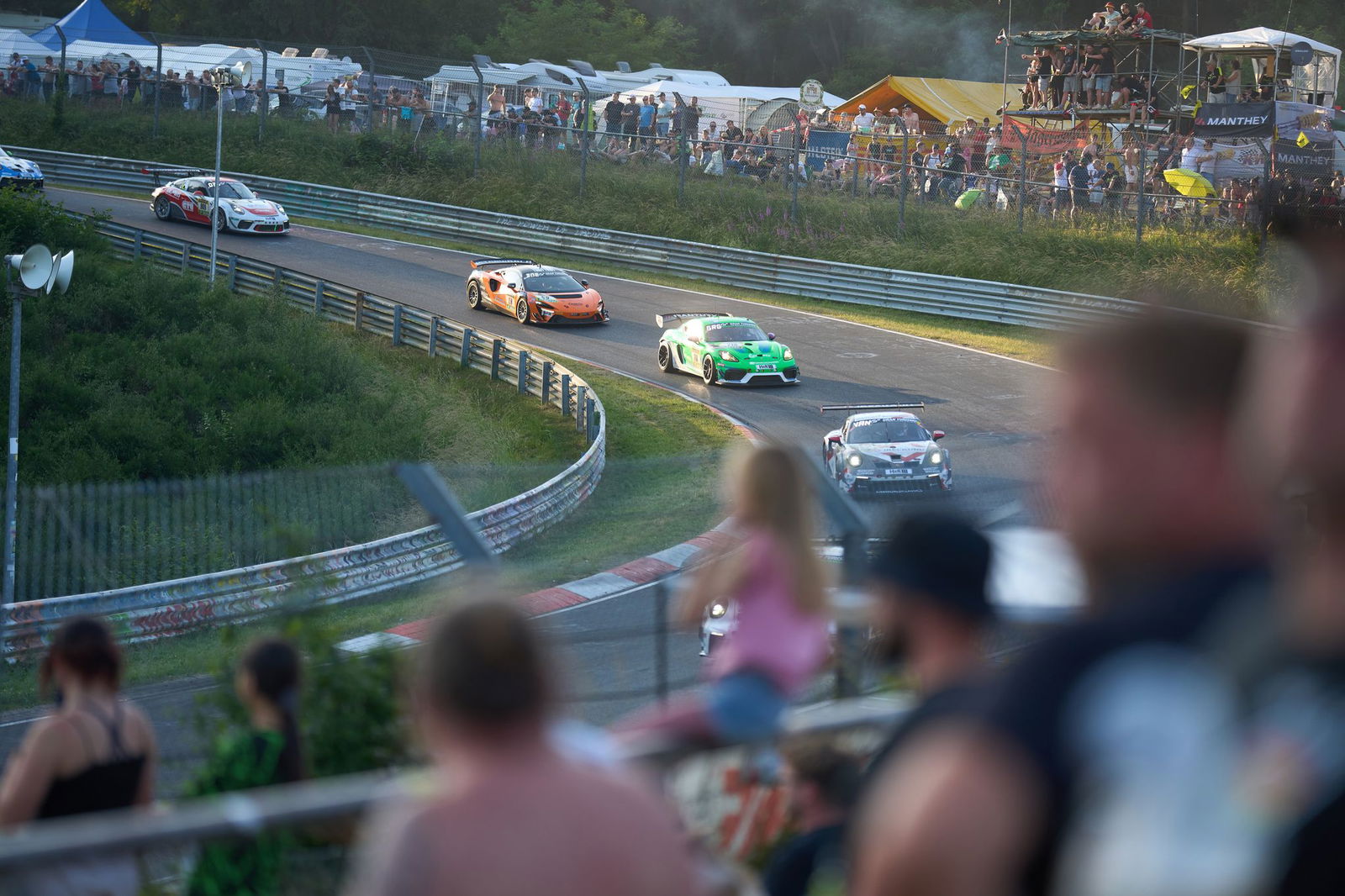Die Polizei sieht keine größeren Zwischenfälle oder schwereren Unfälle beim 24-Stunden-Rennen auf dem Nürburgring. 