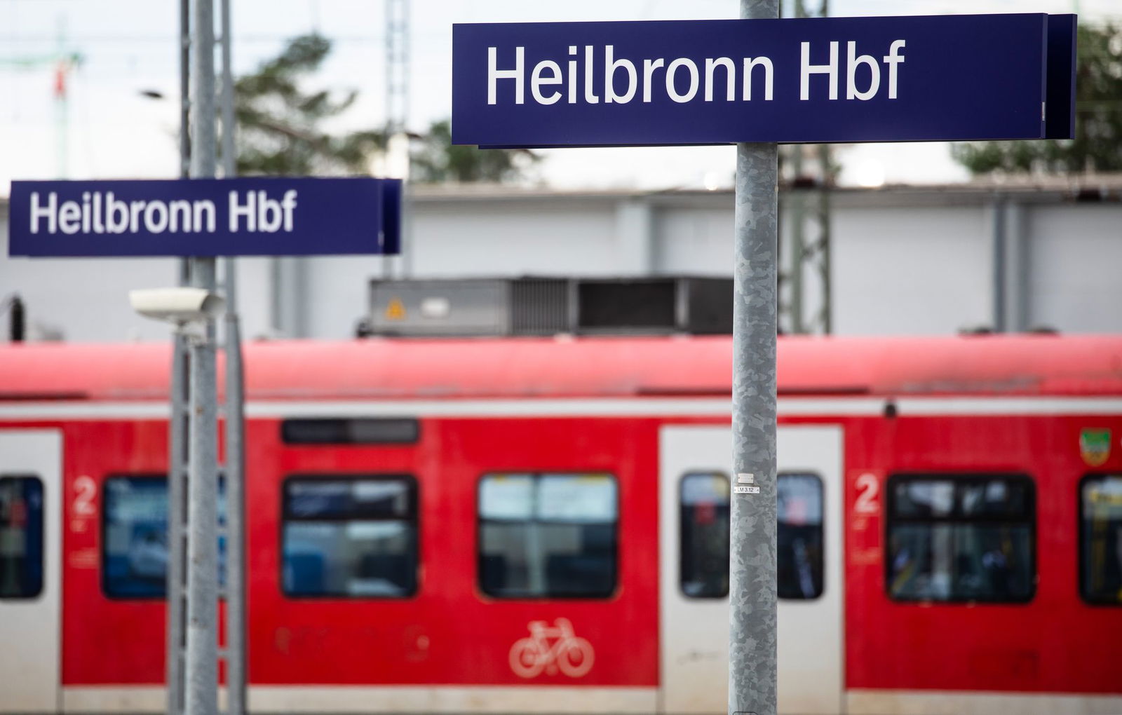 Auf der Anfahrt zum Hauptbahnhof Heilbronn kam es in einem Zug zu einem Hundebiss (Symbolbild)