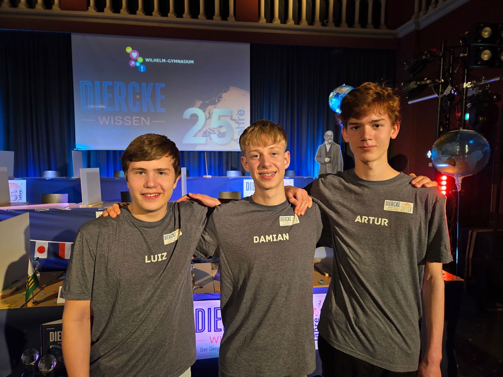 Echte Auskenner in Sachen Erdkunde: Luiz Loewenstein aus Hamburg (Platz 3, l-r), Damian Schillinger aus Baden-Württemberg (Platz 1) und Artur Richter aus Sachsen (Platz 2).
