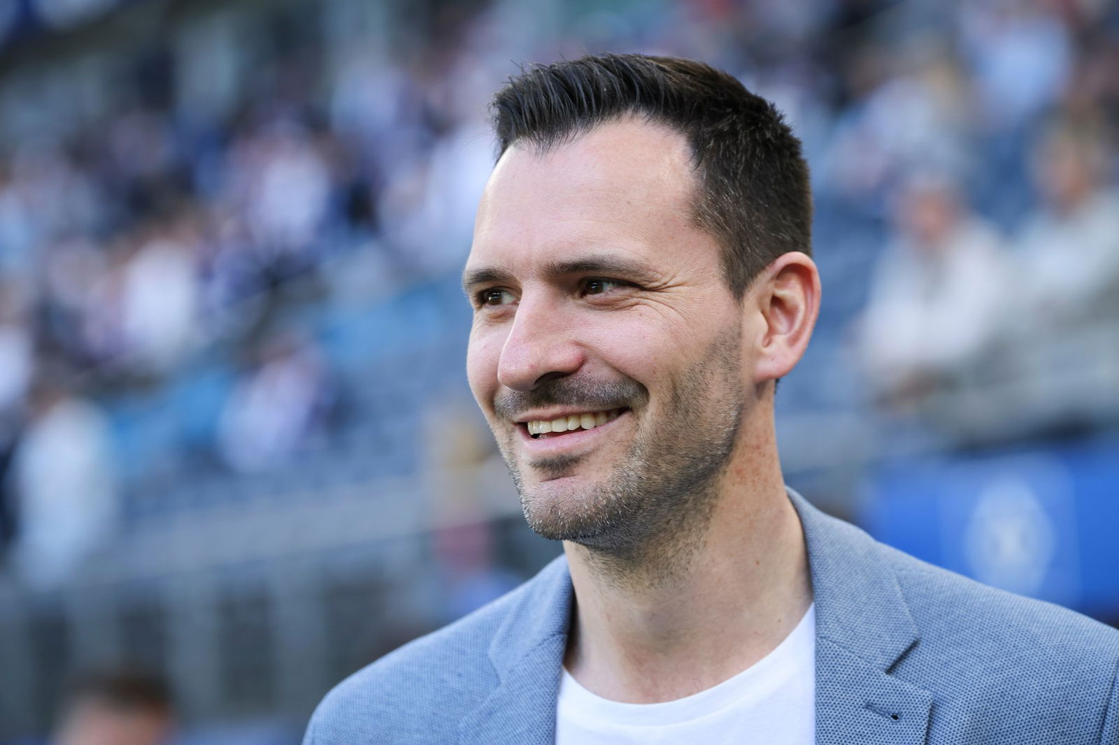 Sport-Geschäftsführer Mario Eggimann freut sich über den dritten KSC-Zugang Niclas Dühring.