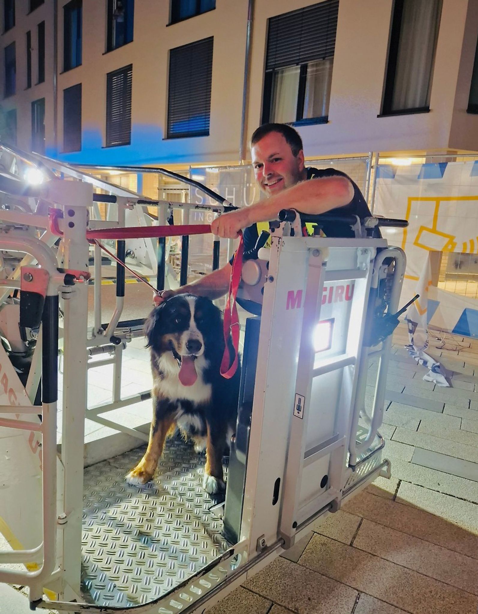 Ein Feuerwehrmann holt einen Hund mittels der Drehleiter aus 20 Metern Höhe vom Dach eines Einkaufszentrums.