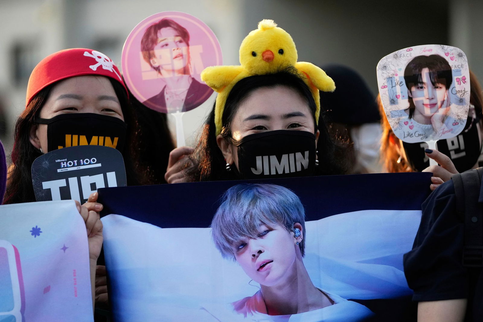 Fans warten auf die Ankunft der Mitglieder der K-Pop-Band BTS, Jimin und Jung Kook.