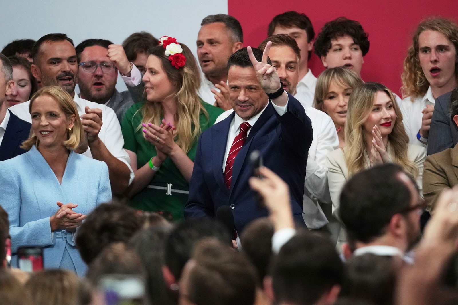 Auch der liberale Präsidentschaftskandidat Rafal Trzaskowski begrüßte seine Anhänger mit dem «Victory»-Zeichen.