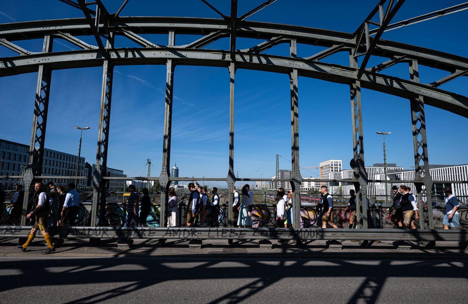 Auf dem Weg von der S-Bahnstation Hackerbrücke zur Wiesn herrscht regelmäßig Gedränge. (Archivfoto) 