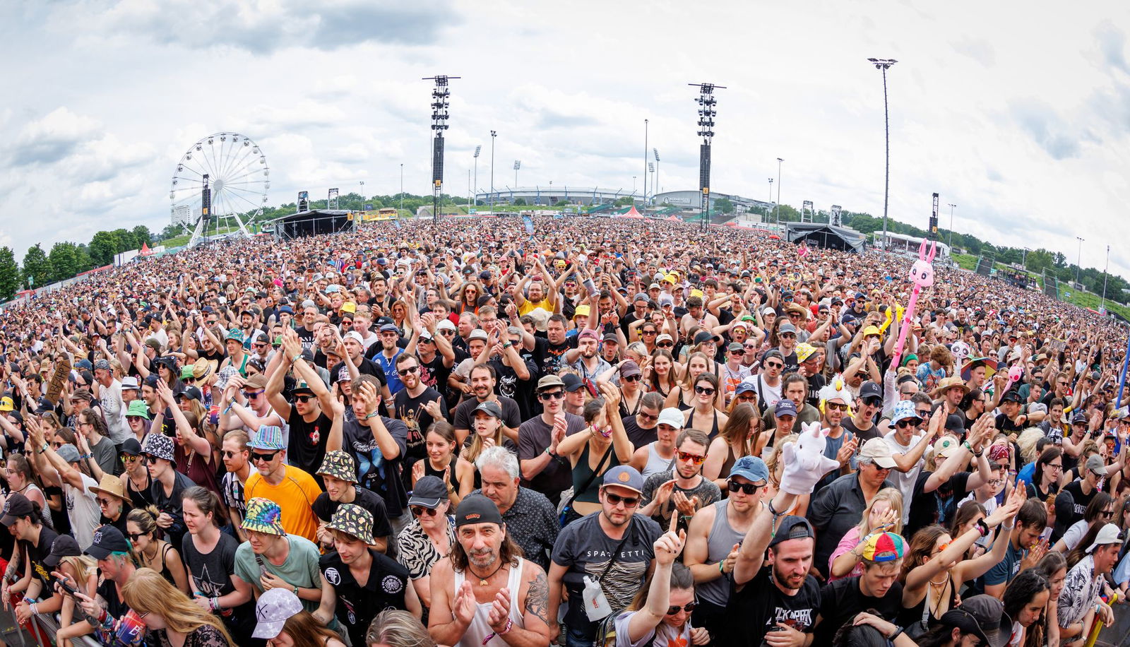 Vorne Musik, hinten Riesenrad: Bei Festivals erwarten die Fans mittlerweile mehr als Band-Auftritte. (Archivbild)