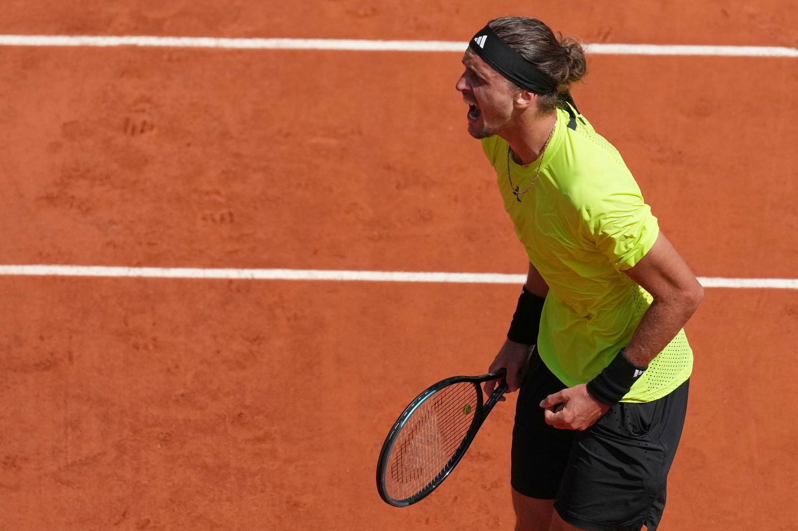 Alexander Zverev steigert sich in Paris und steht im Achtelfinale.