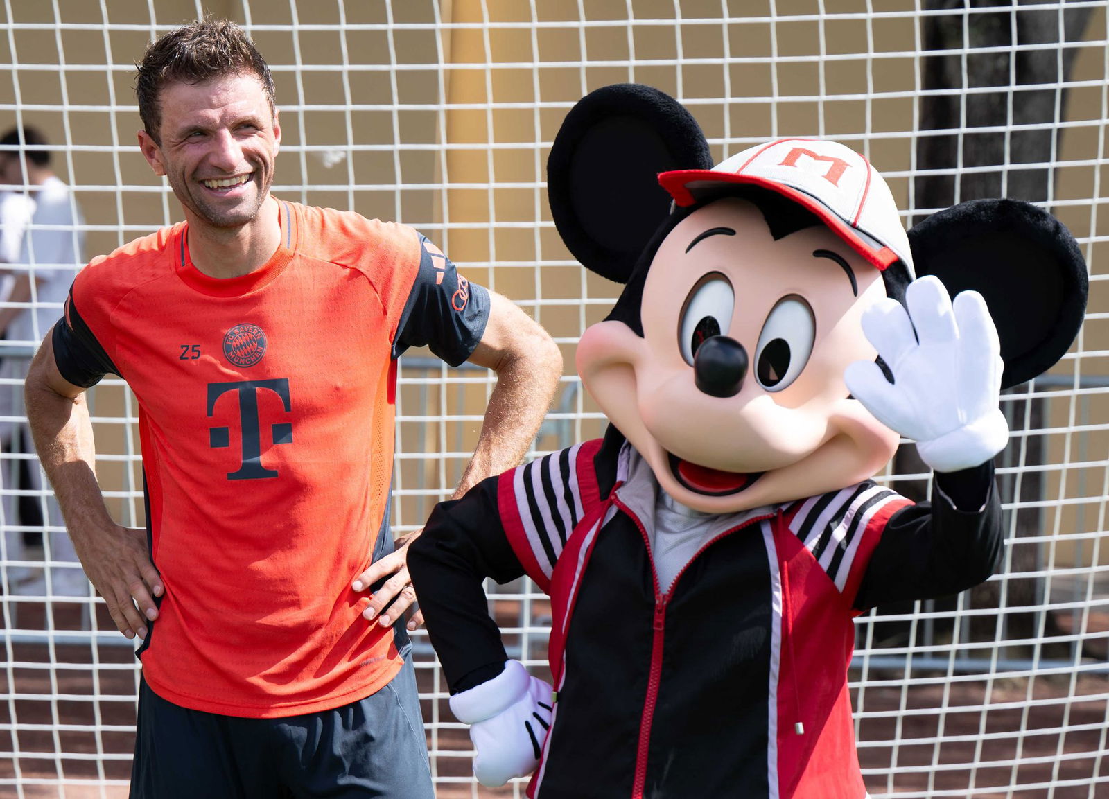 Thomas Müller, hier in Orlando mit Micky Maus, ist nach der Club-WM weg.