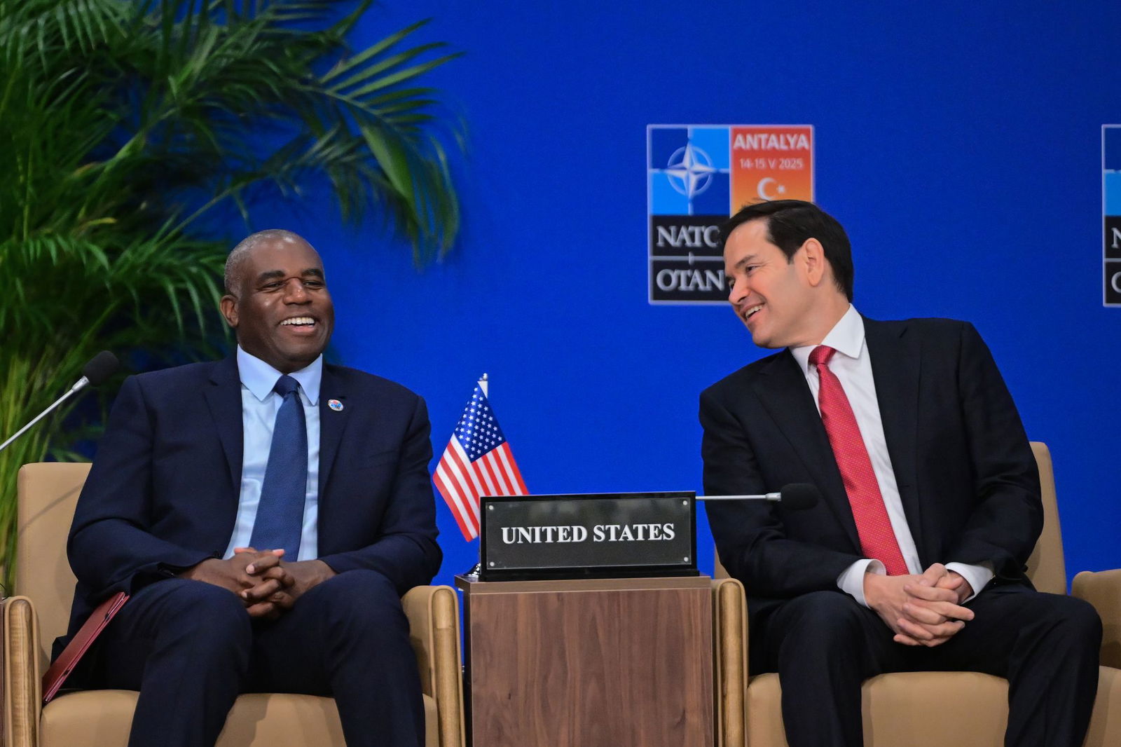 Die Außenminister der USA und Großbritanniens beraten über den Krieg im Iran. 