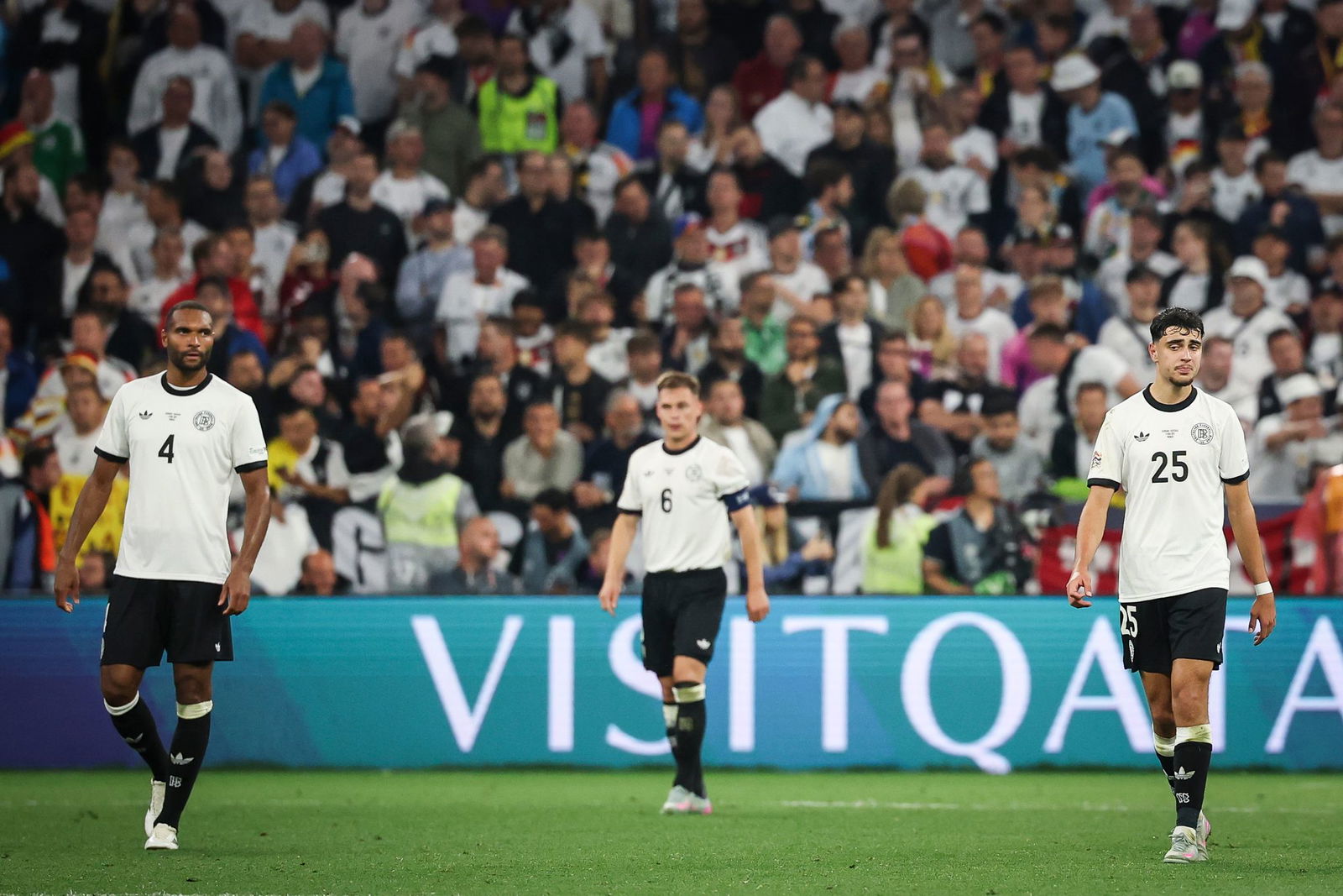 Frust nach dem Portugal-Spiel: Der Neu-Münchner Jonathan Tag (l), Kapitän Joshua Kimmich (M) und Aleksandar Pavlovic (r).