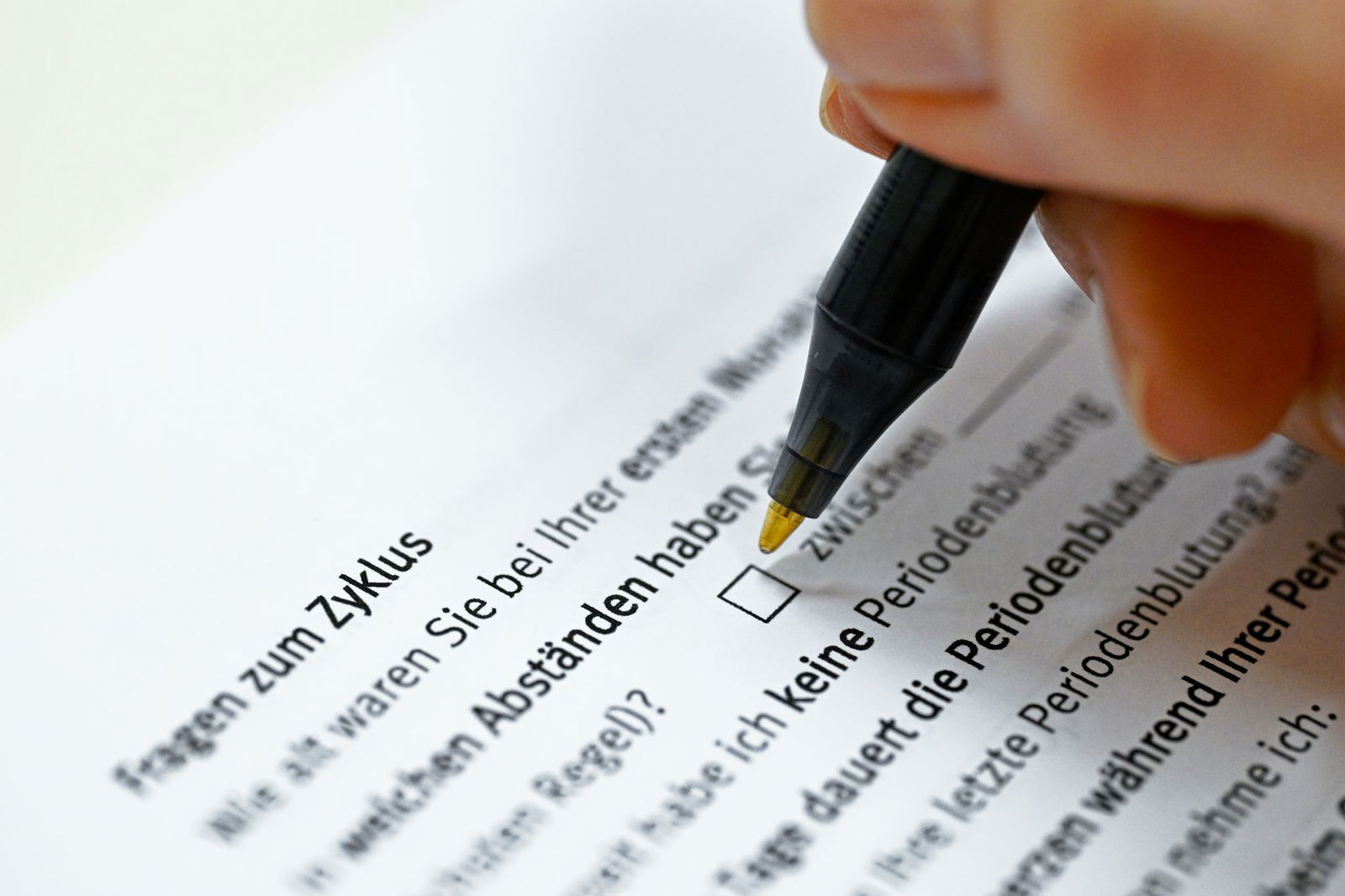 Bei der Beratung wegen Beschwerden in den Wechseljahren fragt der Gynäkologe Frauen auch nach ihrem Zyklus. 