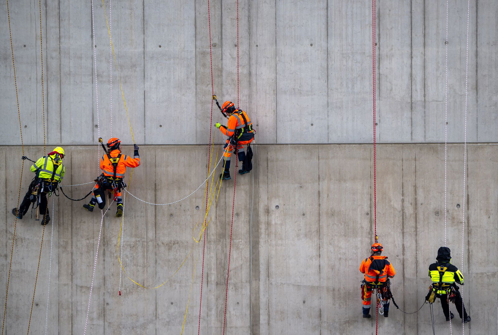 Die Feuerwehr hat im Landkreis Bernkastel-Wittlich einer Industriekletterin zu Hilfe kommen müssen, deren Sicherungsseile sich durch starken Wind verheddert hatten. (Archivbild)