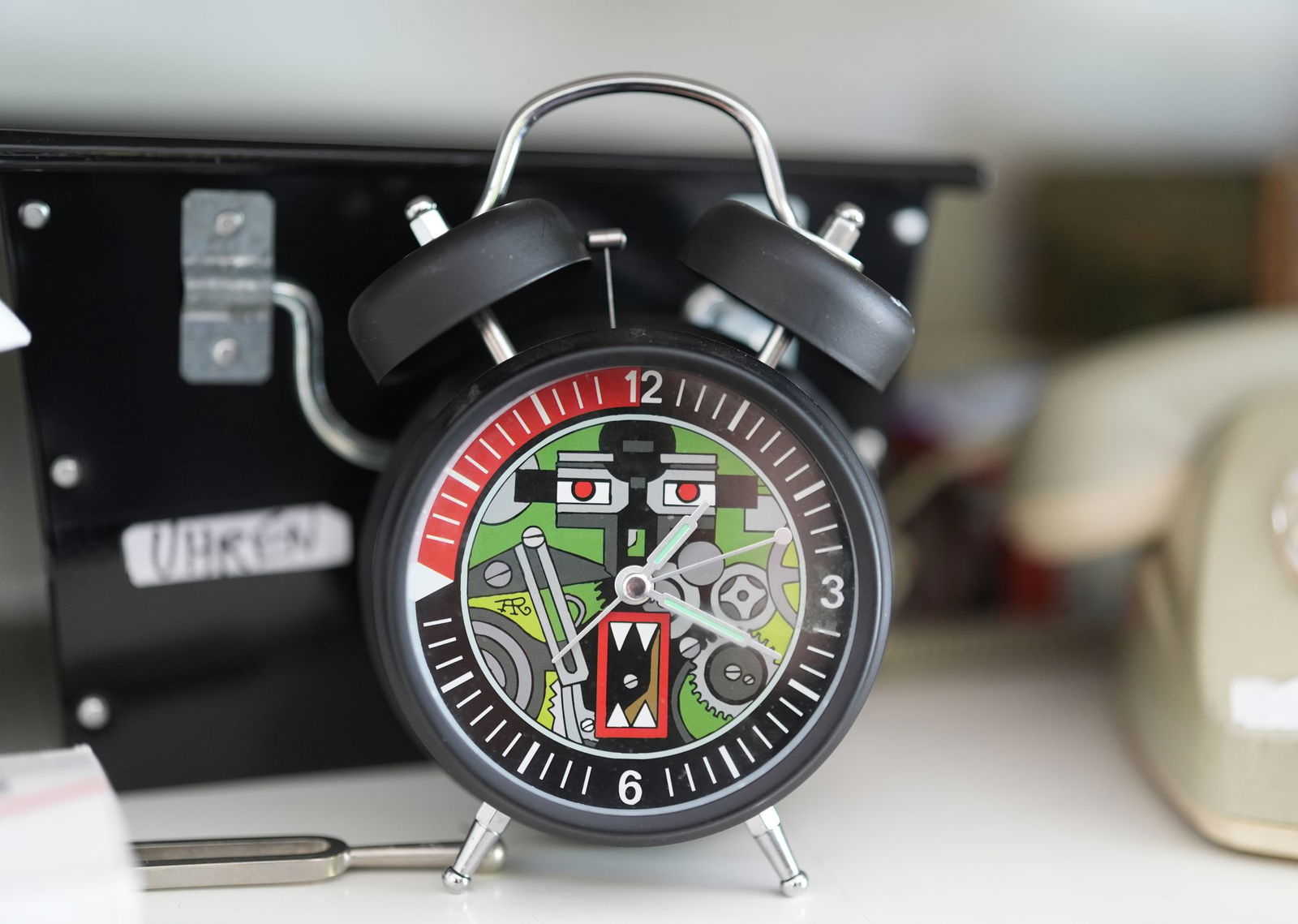 Ein Wecker nach einem Vorbild aus aus der Folge «Die drei ??? und der seltsame Wecker».