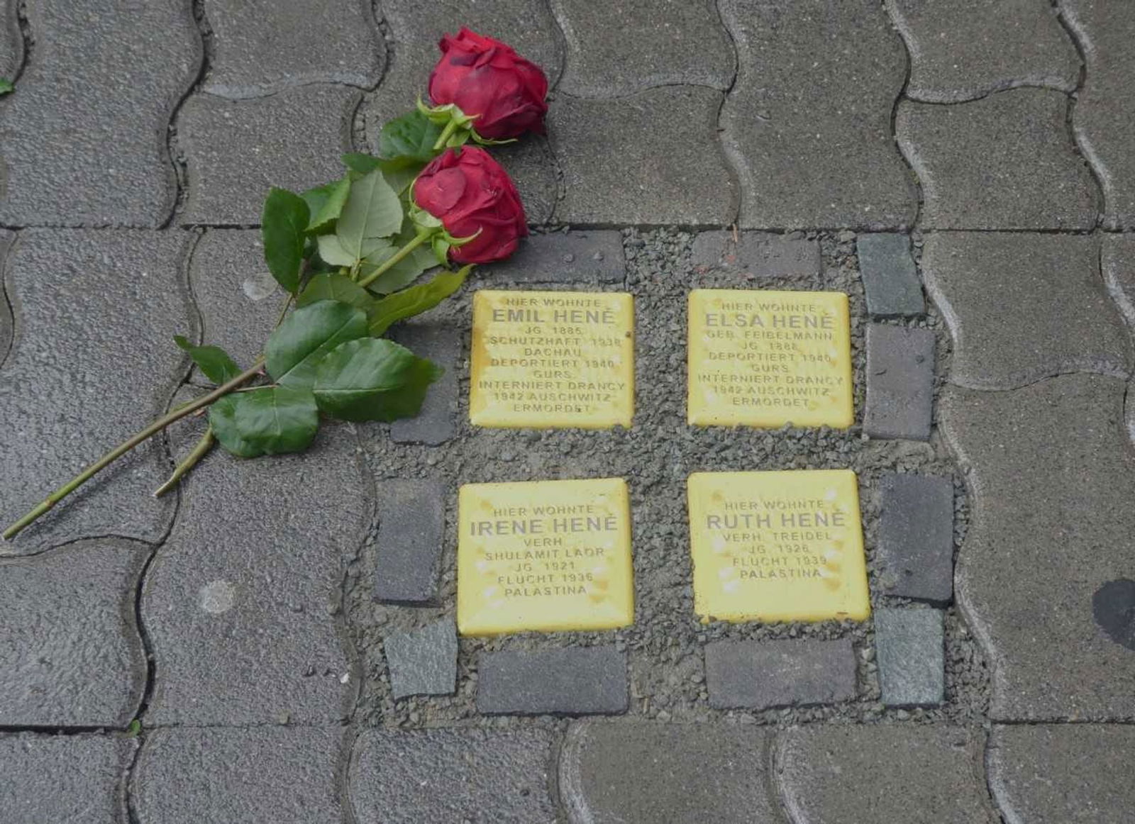 Die gewaltsam entfernten Gedenksteine werden provisorisch ersetzt.