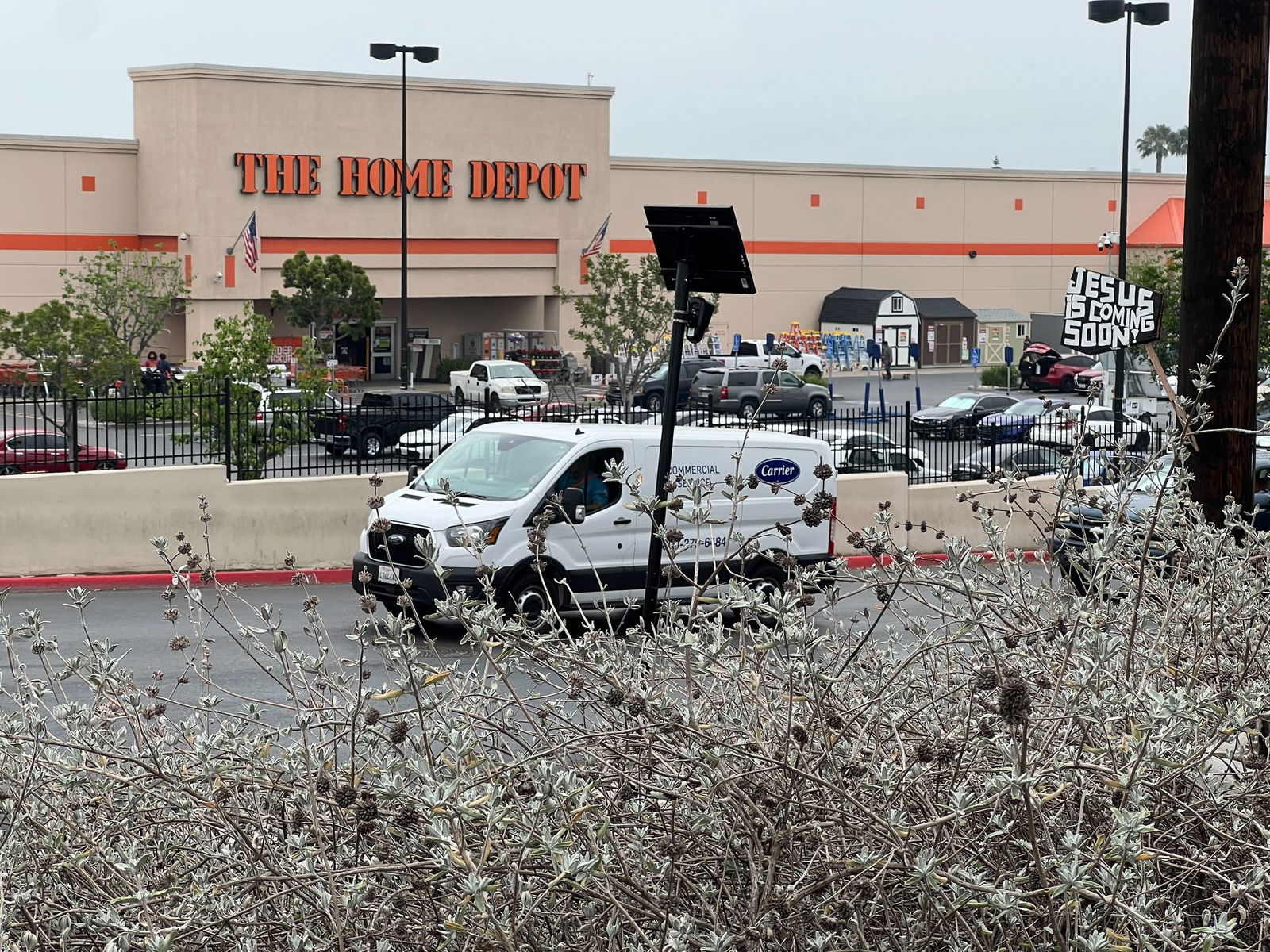 Der Baumarkt in Paramount steht inmitten des Gebiets, dass sich schnell mit Demonstranten füllte.